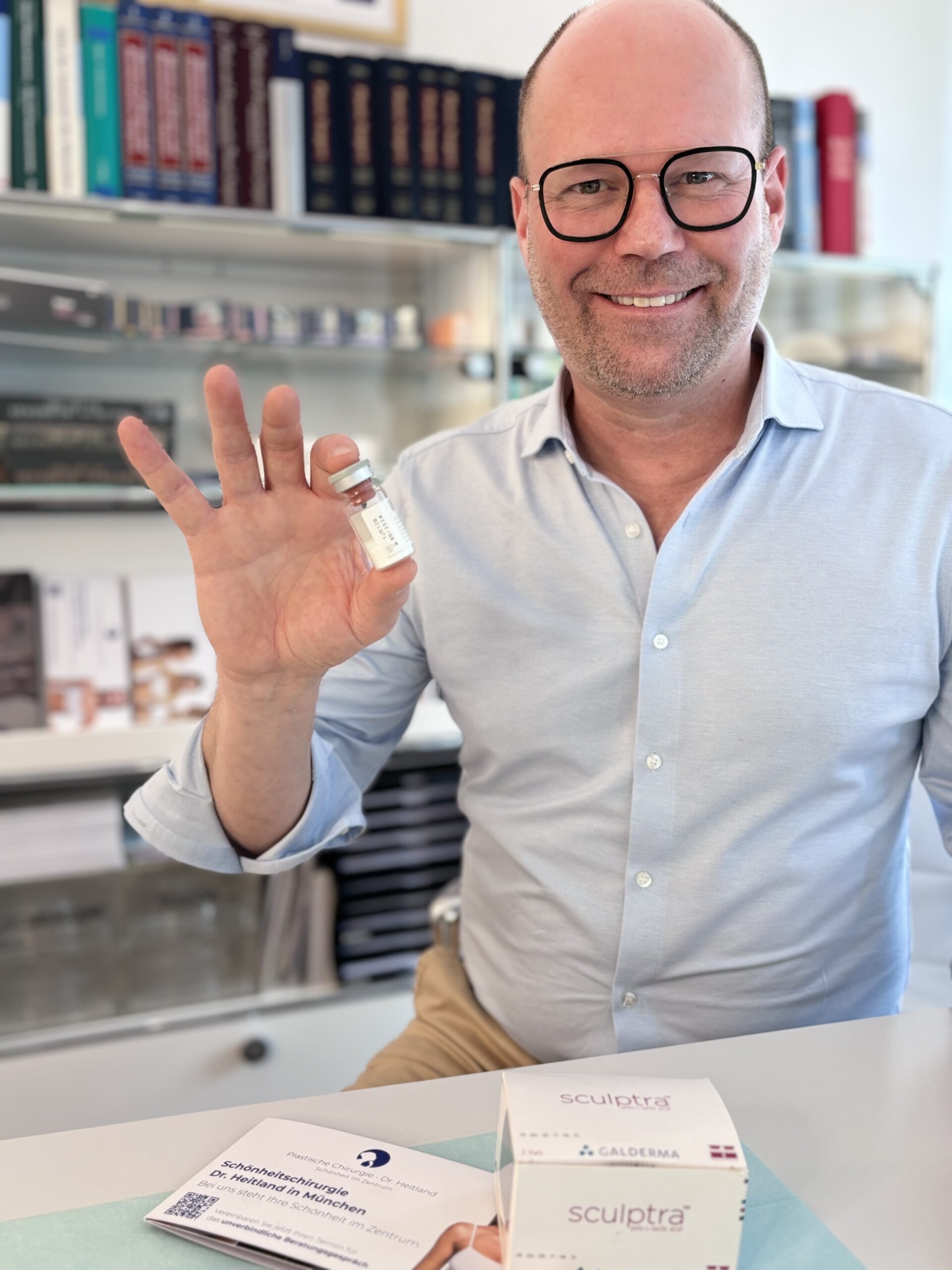 Dr. Andreas Heitland bei der Beratung in seiner Münchner Praxis