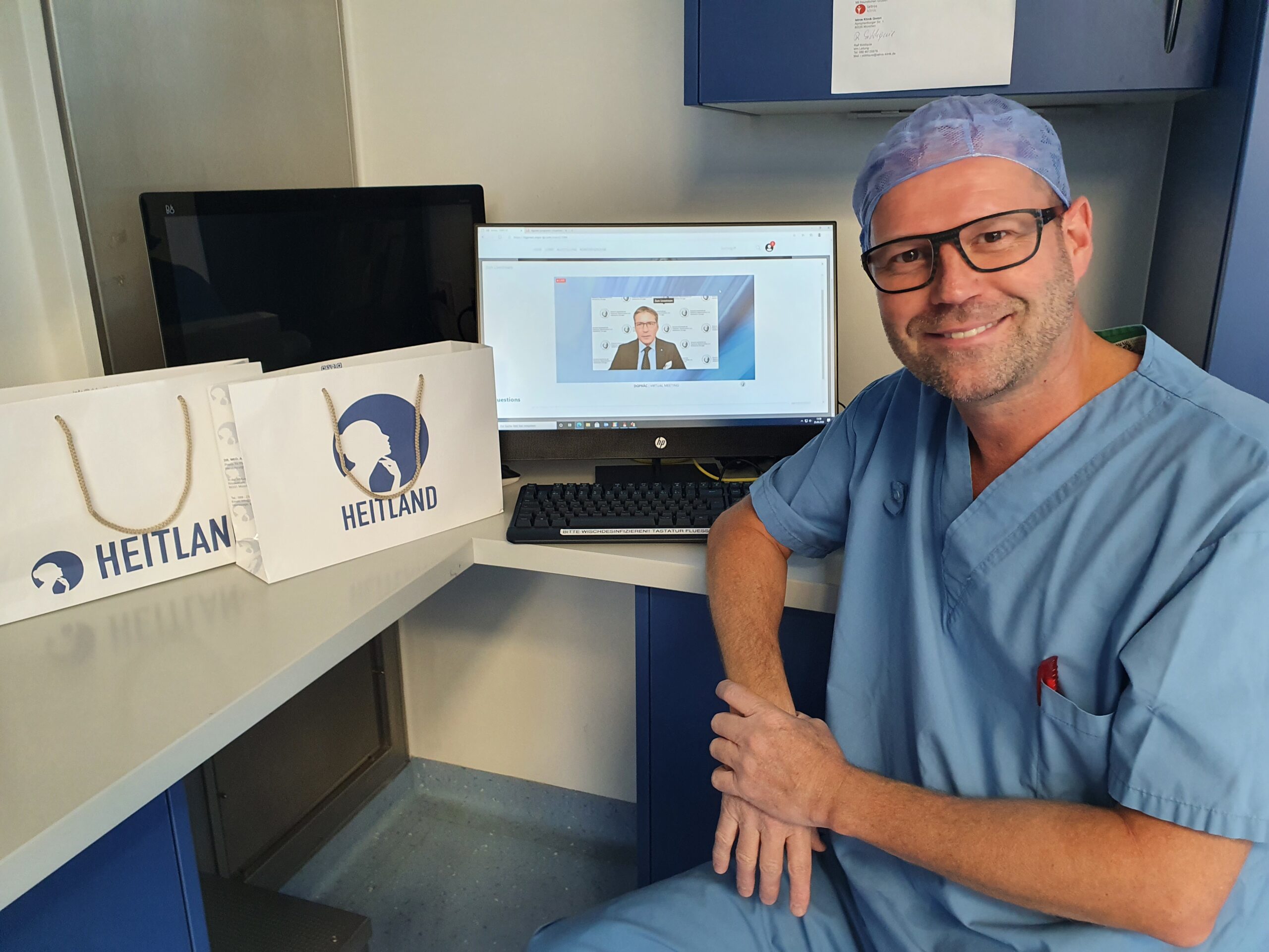 Dr. Andreas Heitland in OP-Kleidung