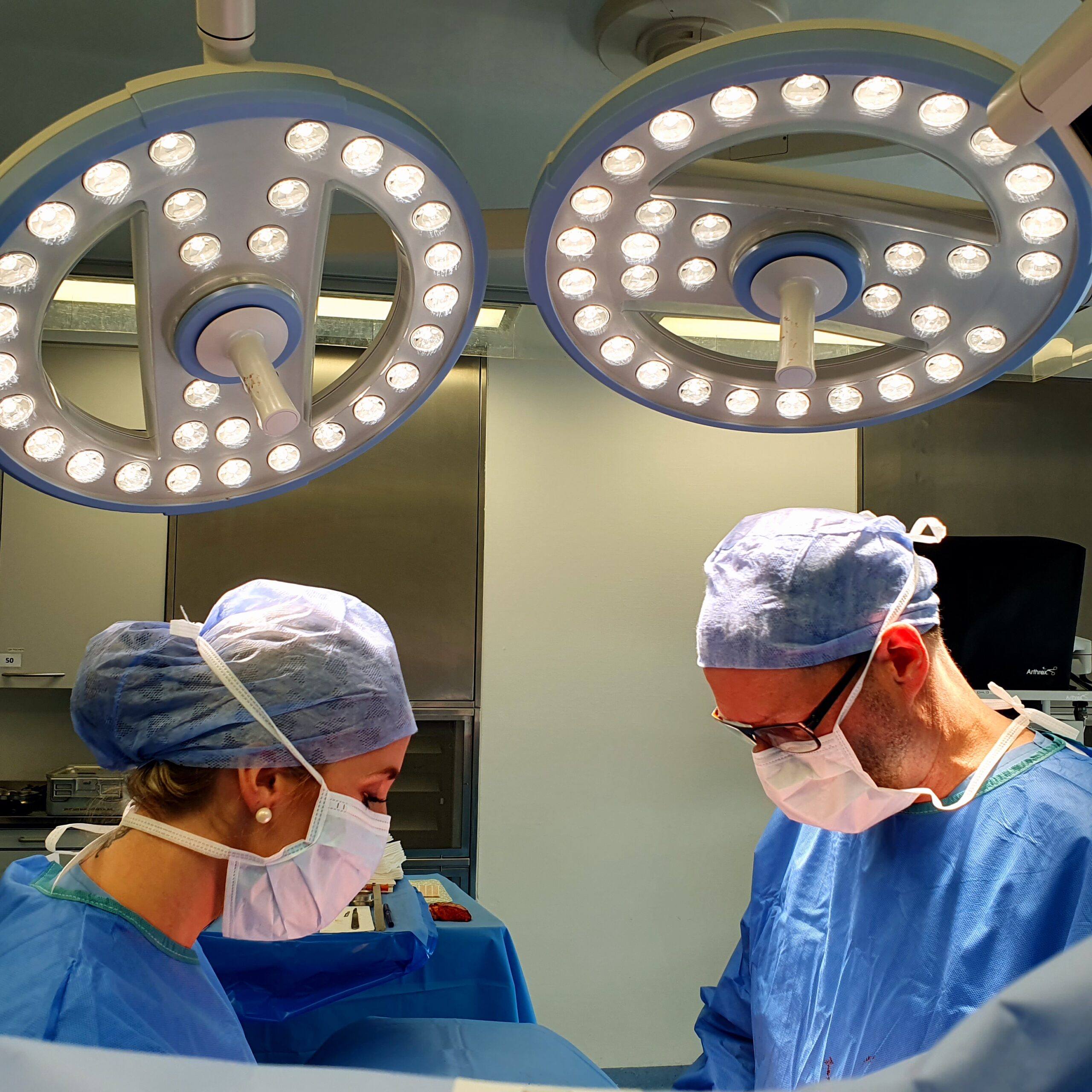 Dr. Andreas Heitland mit seinem Team im OP